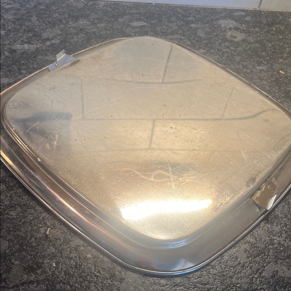 Vintage 11x11x5.5 Lincoln Beauty Wear Chrome Cake Keeper with Wooden Handle - Picture 7 of 9
